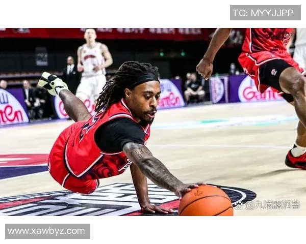 小卡季前赛首次下半场亮相表现平平拿到15分2板2助1帽展现潜力 小卡季前赛首次下半场亮相表现平平拿到15分2板2助1帽展现潜力