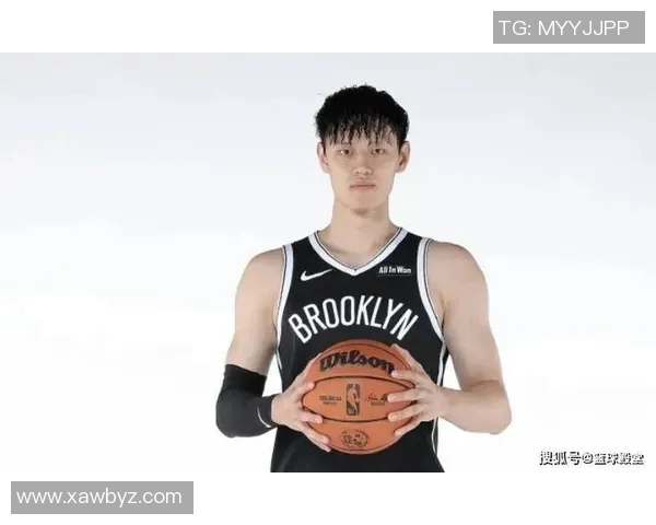 蔡老板昨晚与曾凡博击掌鼓励并嘱咐教练多给予他上场机会