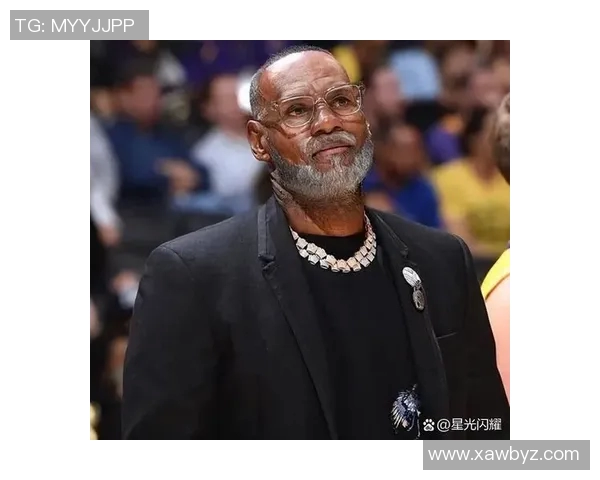 老詹再度引发争议球迷热议其吸引眼球的手段与库里三度胜利的背后原因