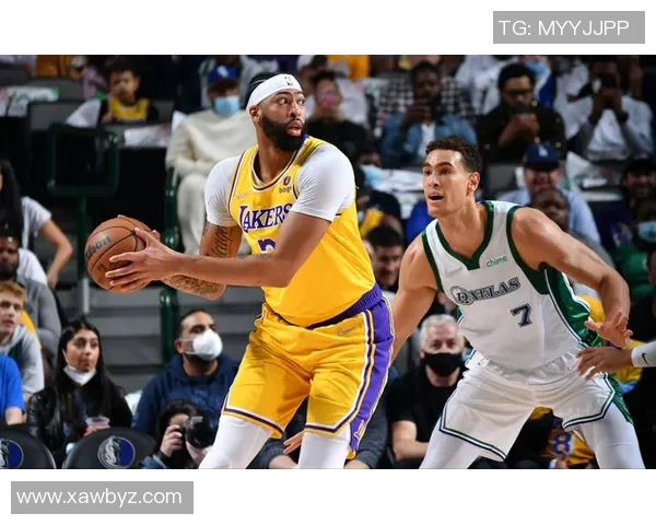 詹姆斯盛赞克莱伯关键时刻表现出色展现强硬气魄