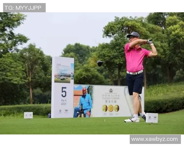 富保罗表达对小里球技的欣赏并请求其传授高尔夫技巧