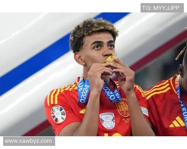 心系男友亚马尔复出战场女友热情助威全场目光聚焦